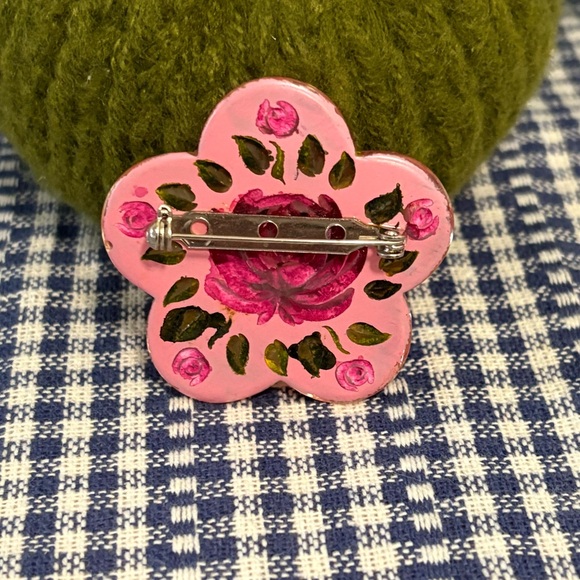 Vintage reverse carved lucite brooch - Picture 3 of 3